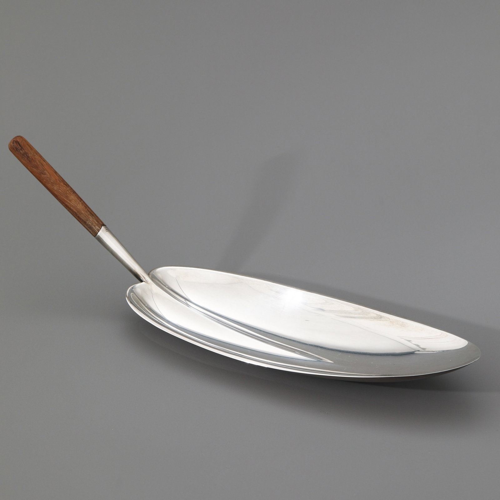 Tapio Wirkkala, Bowl model TW 85: Tapio Wirkkala Designed in 1955. Manufactured by Kultakeskus Oy. Silver, wood. 11 x 36 x 10 cm. Marked Wirkkala TW, lying lion, crown, 916H, city mark, E7. Museum of Art and Design Helsinki, Ausst.-Ka