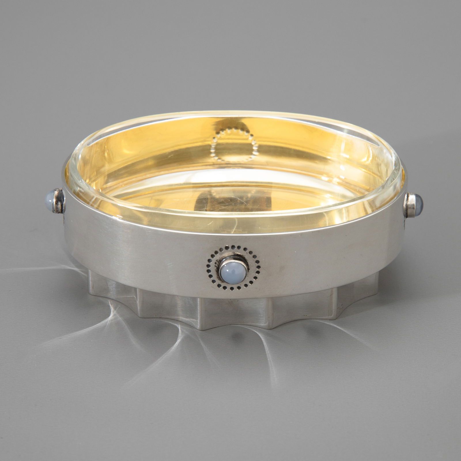 Hugo Leven, Salt cellar: Designed in 1913. Manufactured by Koch & Bergfeld, Bremen. Model no. 68079. Silver, gold-plated interior, glass insert. A very rare salt dish. Oval shape, wavy silver band as the base. The wall featur