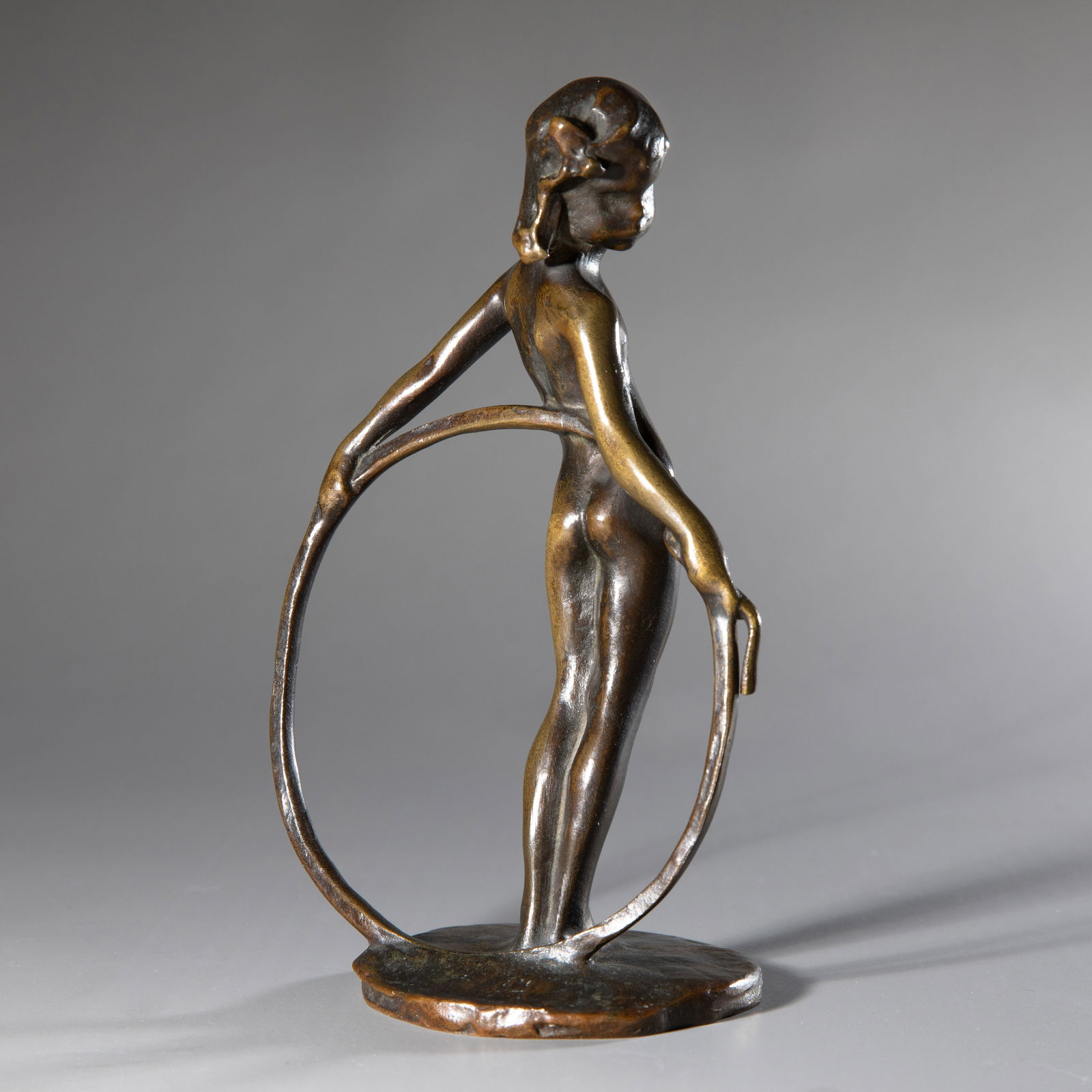 Bernhard Hoetger (1874-1949), Girl with hoop: Designed in 1901/1903. Patinated bronze. Girl figure turned slightly backwards, holding a ring behind her back. 18 x 11 x 8 cm. Monogrammed on the plinth.
