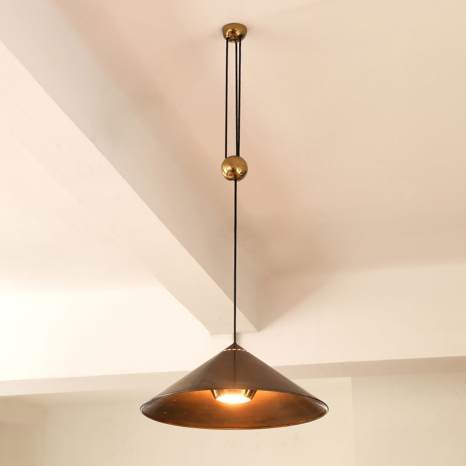 Florian Schulz, Counterweight pendant lamp model Keos: Designed in the 1960s/70s. Manufactured by Florian Schulz GmbH. Burnished brass, black fabric cable. H. 23 cm, D. 58 cm, cable length 80-160 cm.