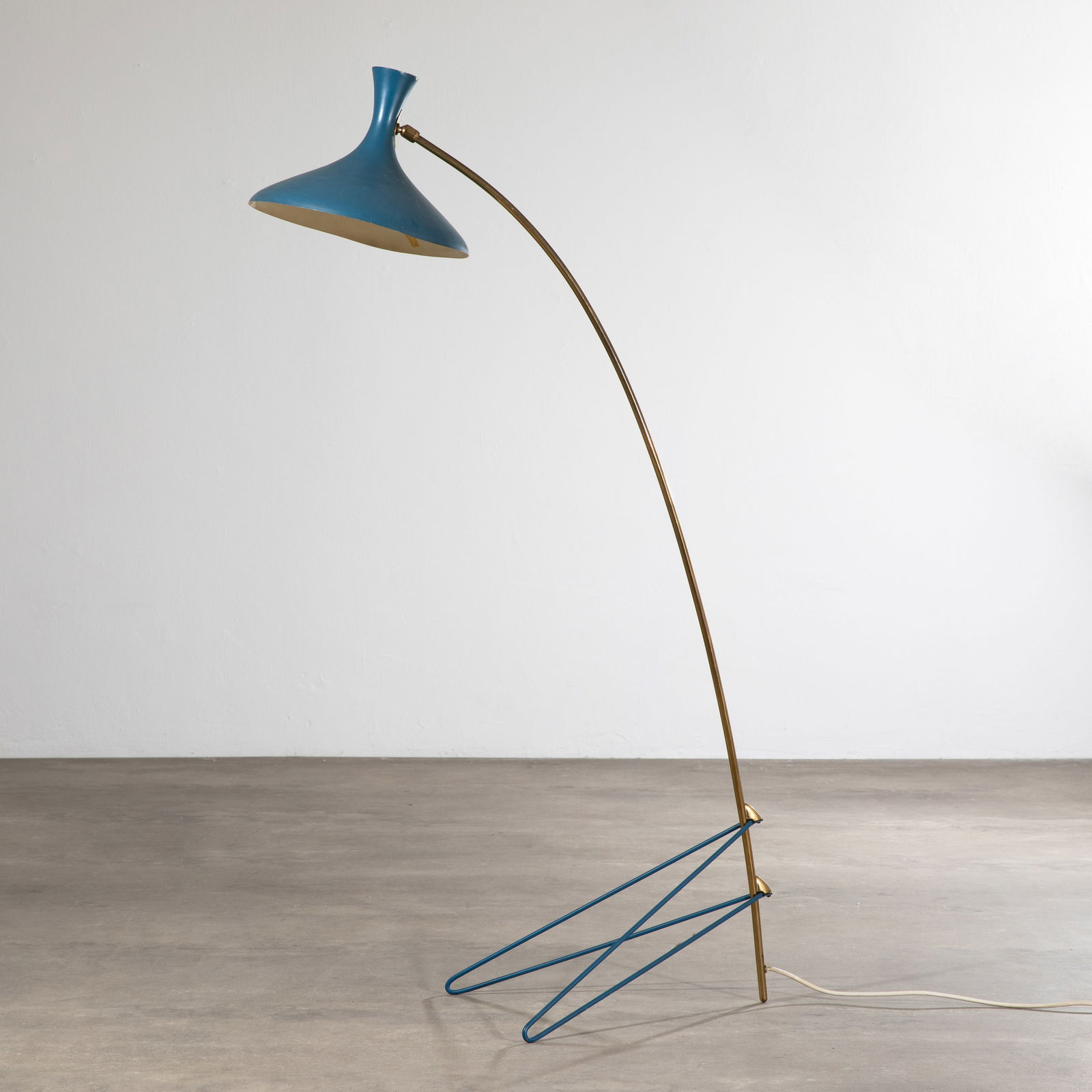 Louis Christiaan Kalff, Floor lamp from the 1950s: Louis Kalff Designed in the 1950s. Manufactured by Philips in the 1950s/60s. Painted metal, brass. 136 x 80 x 38 cm.
