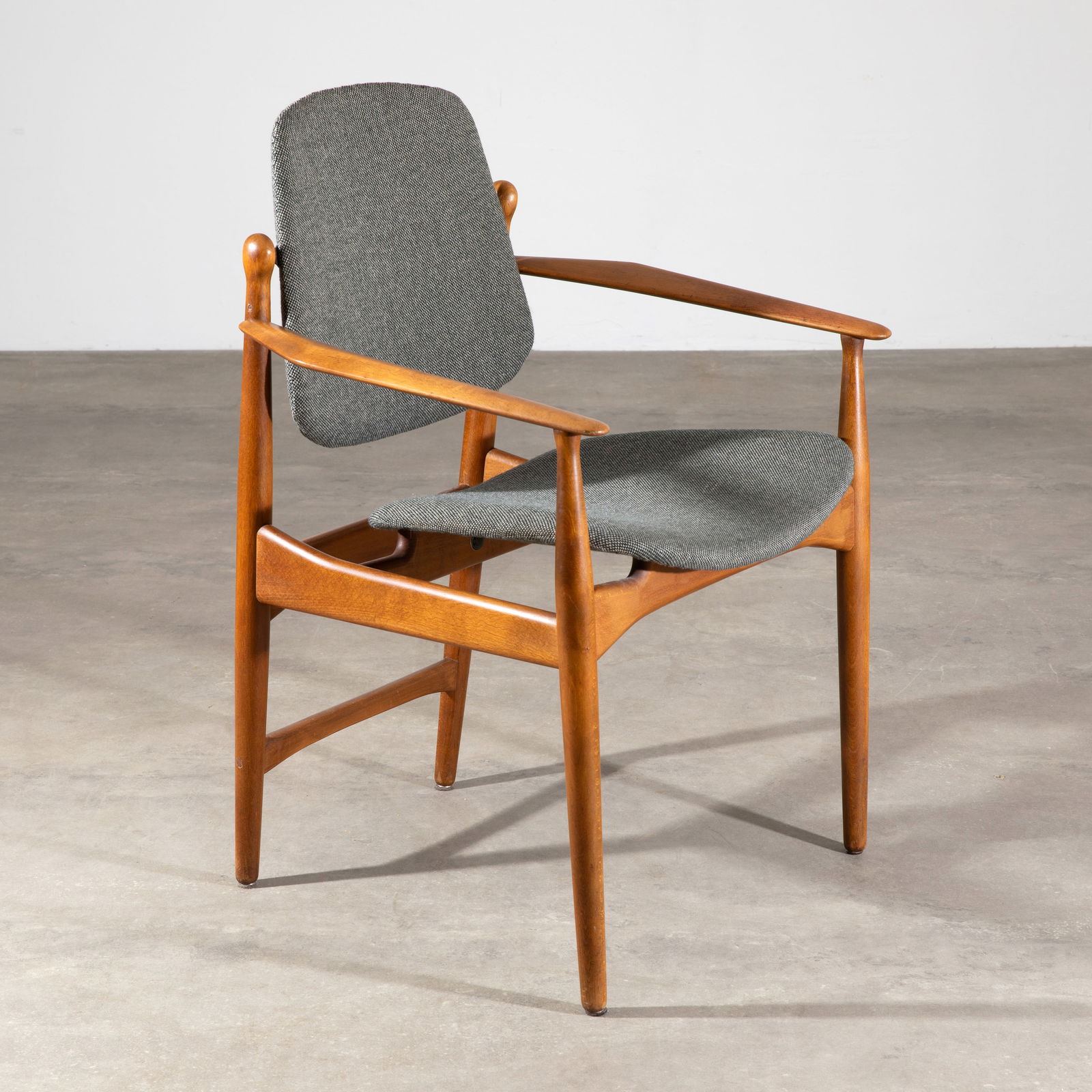 Arne Vodder, Armchair model FD 184: Arne Vodder Designed in the 1950s. Early model by France & Daverkosen. Teak, fabric upholstery. 87 x 64 x 55 cm. Marked with a metal plaque.