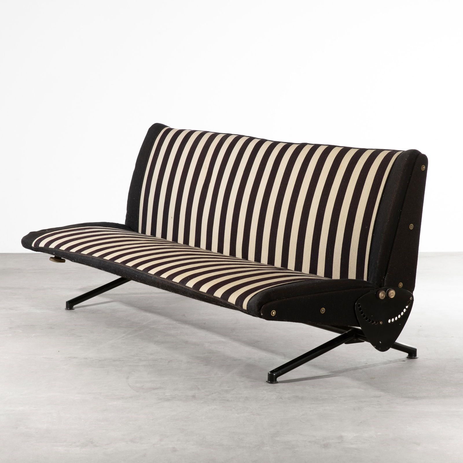 Osvaldo Borsani, Adjustable sofa / daybed model D 70 (1 of 6)