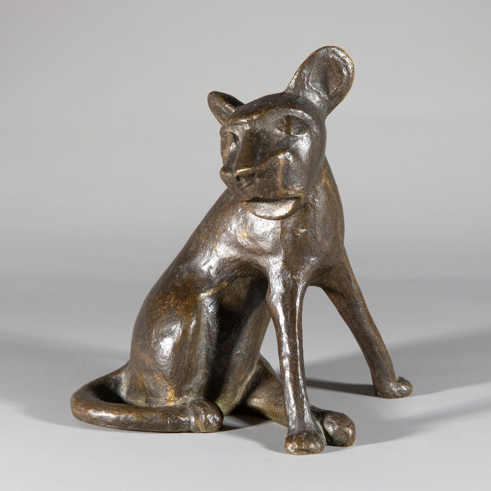 Bernhard Hoetger (1874-1949), Dog, around 1924: Bernhard Hoetger Bronze. Height approximately 13 cm. Marked inside with a stag mark and the number: X16/7.