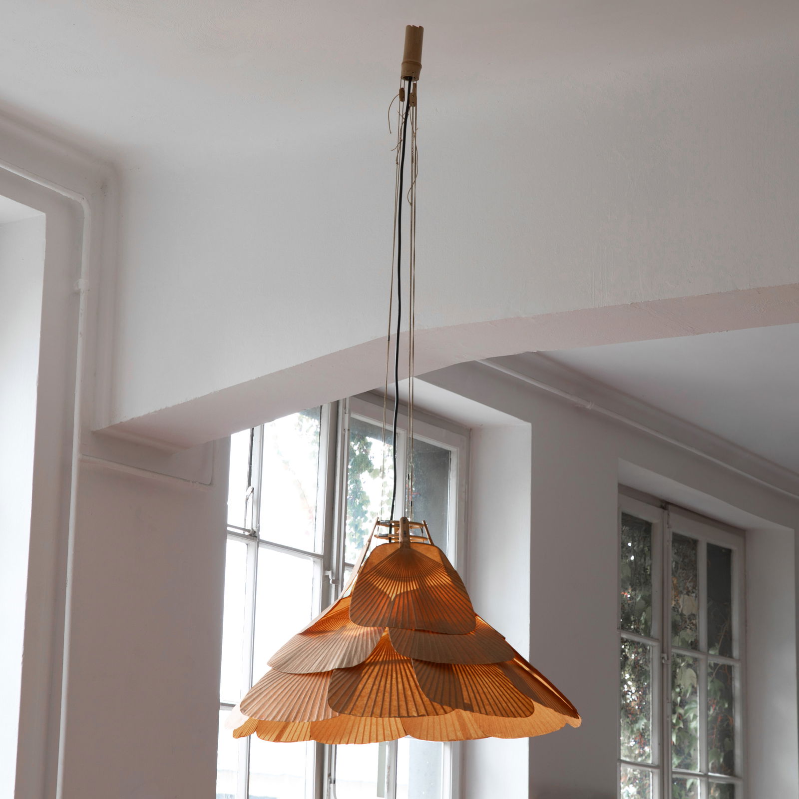 Ingo Maurer, Pendant light model Ninju-Ichi from the Uchiwa series: Ingo Maurer Designed around 1975. Manufactured by Design M. 21 fans made of bamboo and rice paper, bamboo and cord. Lamp body dimensions: H. 42 cm, D. 67 cm. Suspension dimensions: approx. L. 110 cm.