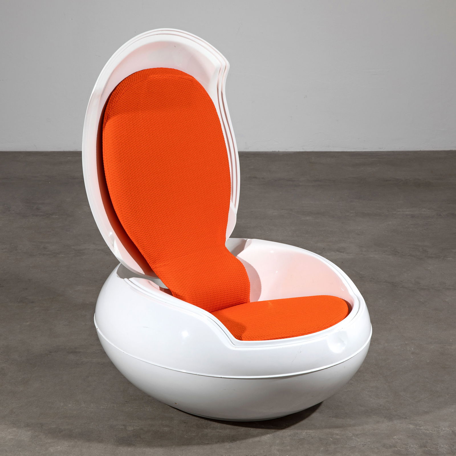 Peter Ghyczy, Armchair Model Garden Egg (1 of 3)