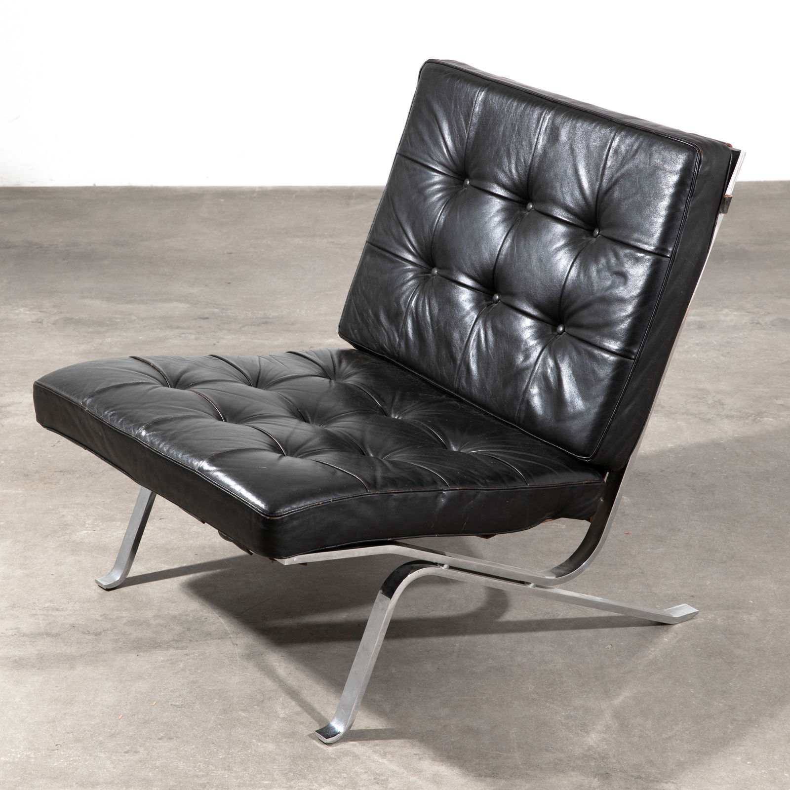 Robert Haussmann, Sessel Modell RH 301 'Homage to Mies van der Rohe': Robert Haussmann Designed in 1954. Manufactured by de Sede. Chrome-plated flat steel, leather straps, tufted leather. 75 x 65 x 86 cm. Arthur Rüegg, Schweizer Möbel und Interieurs im 20. Jah