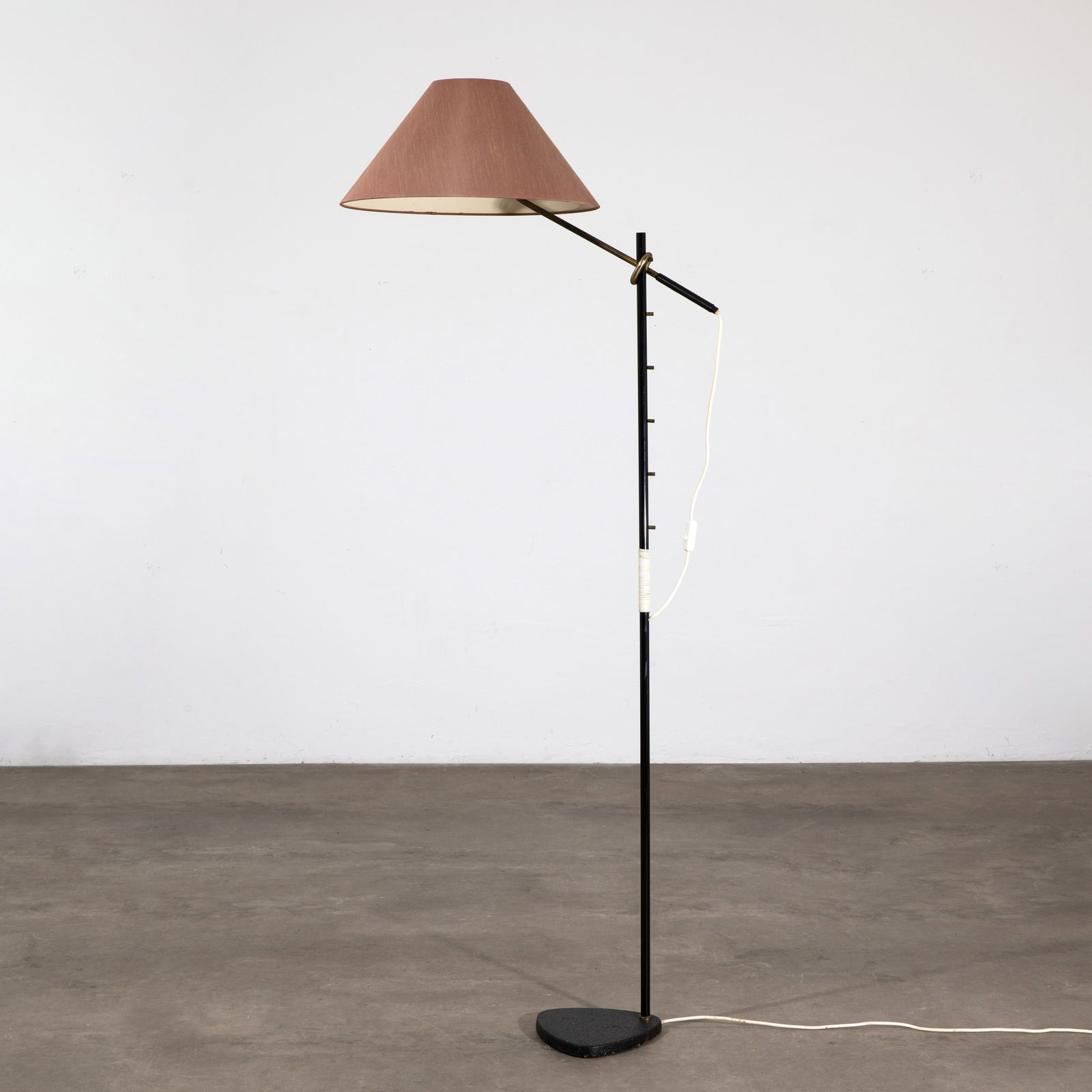 J.T. Kalmar, Floor lamp model 2097 Pelikan: J.T. Kalmar Designed around 1950. Manufactured by Kalmar. Partially lacquered brass, lacquered metal, plastic band, fabric shade. Max. 181 x 49 x 75 cm.