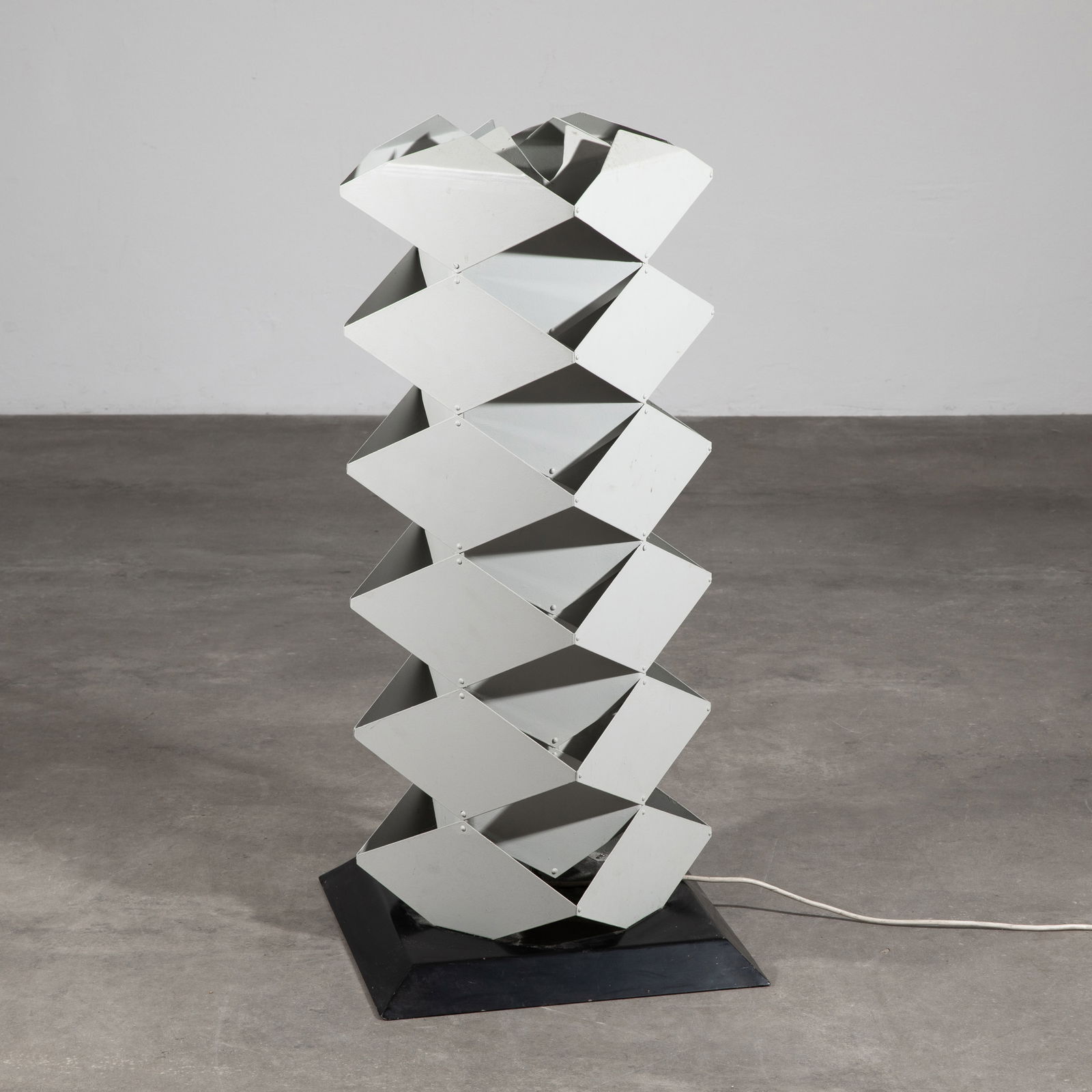 Preben Dahl, Floor lamp from the Symfoni series: Preben Dahl Designed around 1960. Manufactured by Hans Følsgaard. Gray and black lacquered sheet metal. 92 x 41 x 42 cm.