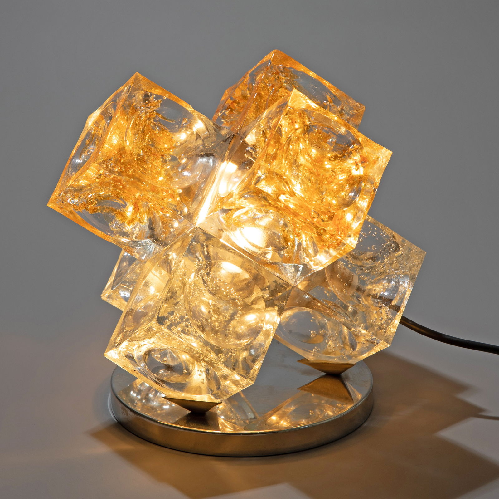 Poliarte table lamp from the 1960s/70s: Designed and manufactured by Poliarte. Chrome-plated metal, two-part glass body. 24 x 24 x 24 cm.