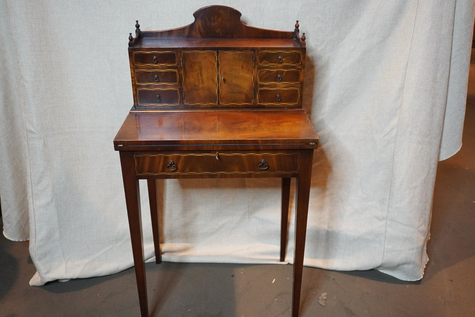 A DIMINUTIVE LADIES WRITING DESK: MARQUETRY INLAID LADIES FLIP DOWN WRITING DESK W/ DRAWER GALLERY, VERY GOOD CONDITION, 43.5"H X 16.5"D X 24"W