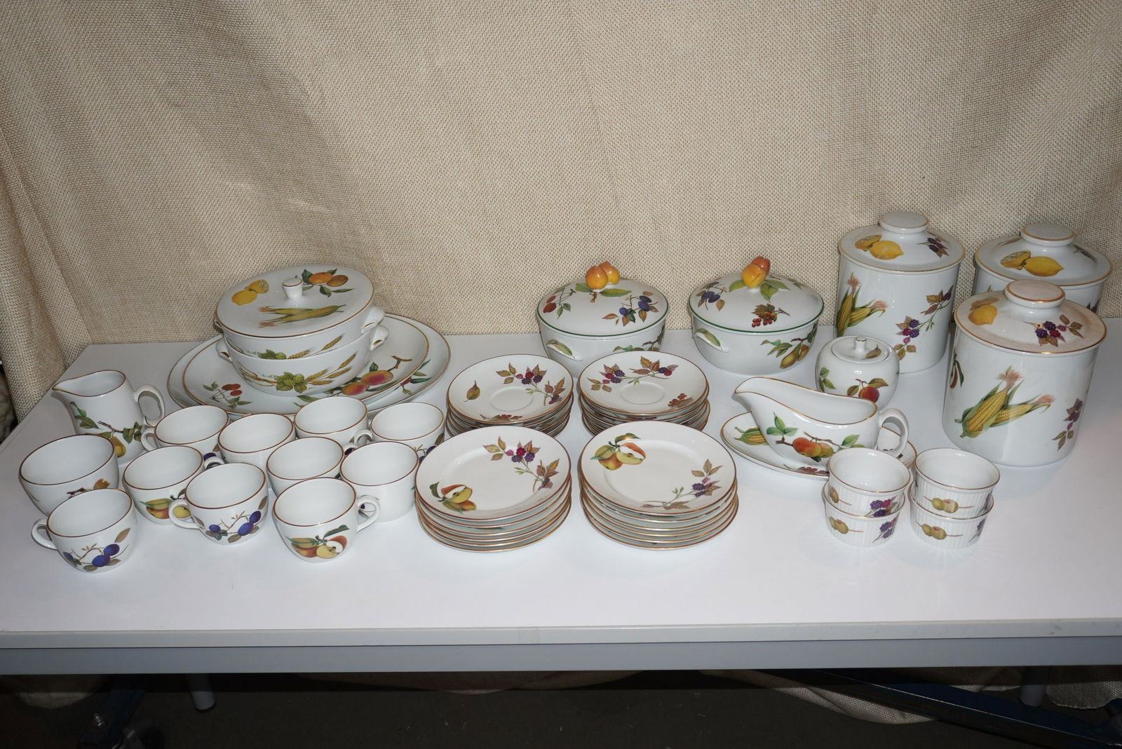 ROYAL WORCESTER EVESHAM DISHES (1 of 4)