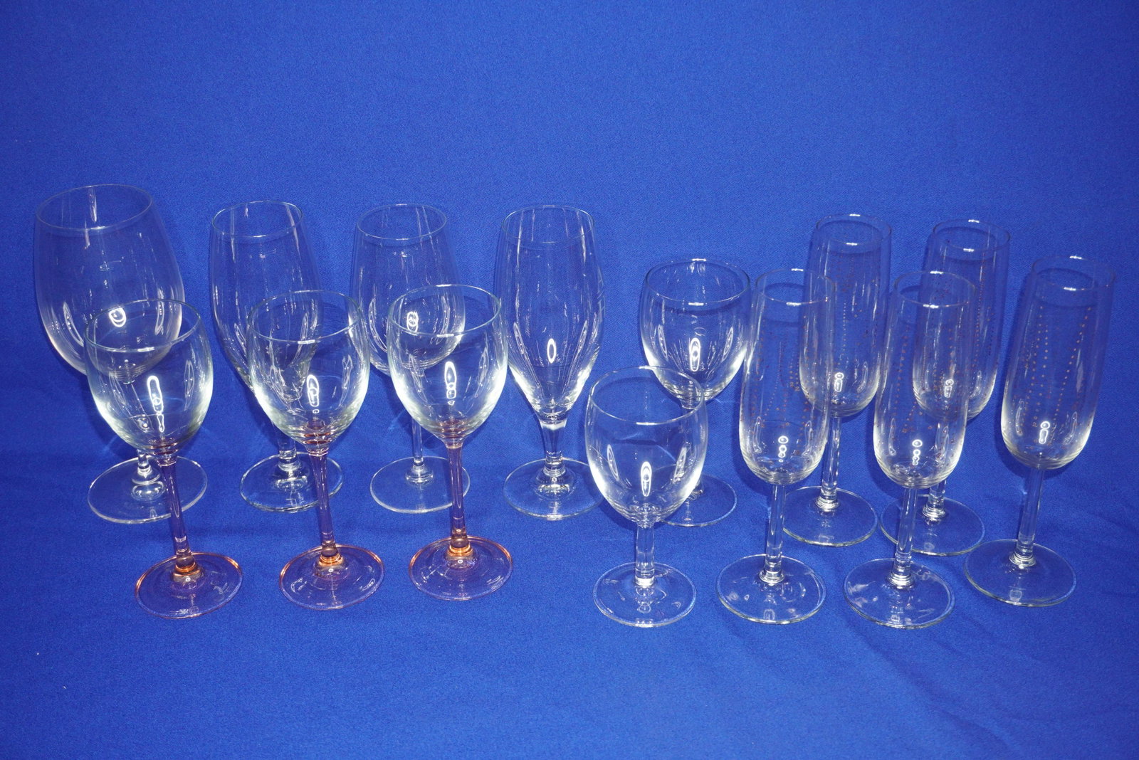 GROUP OF 14 ASST' GLASSWARE: WINE GLASSES & CHAMPAGNE FLUTES, TALLEST 9"H, VERY GOOD CONDITION