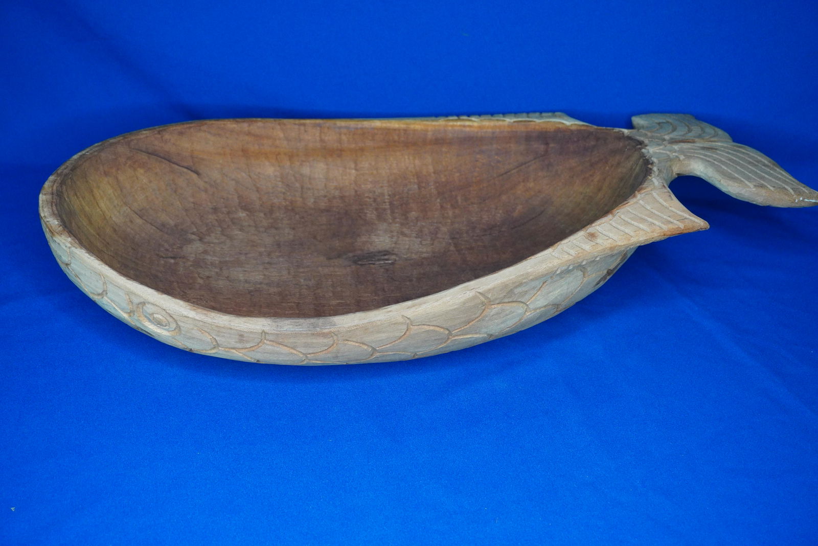 LARGE FISH FORM WOOD CARVED BOWL (1 of 4)