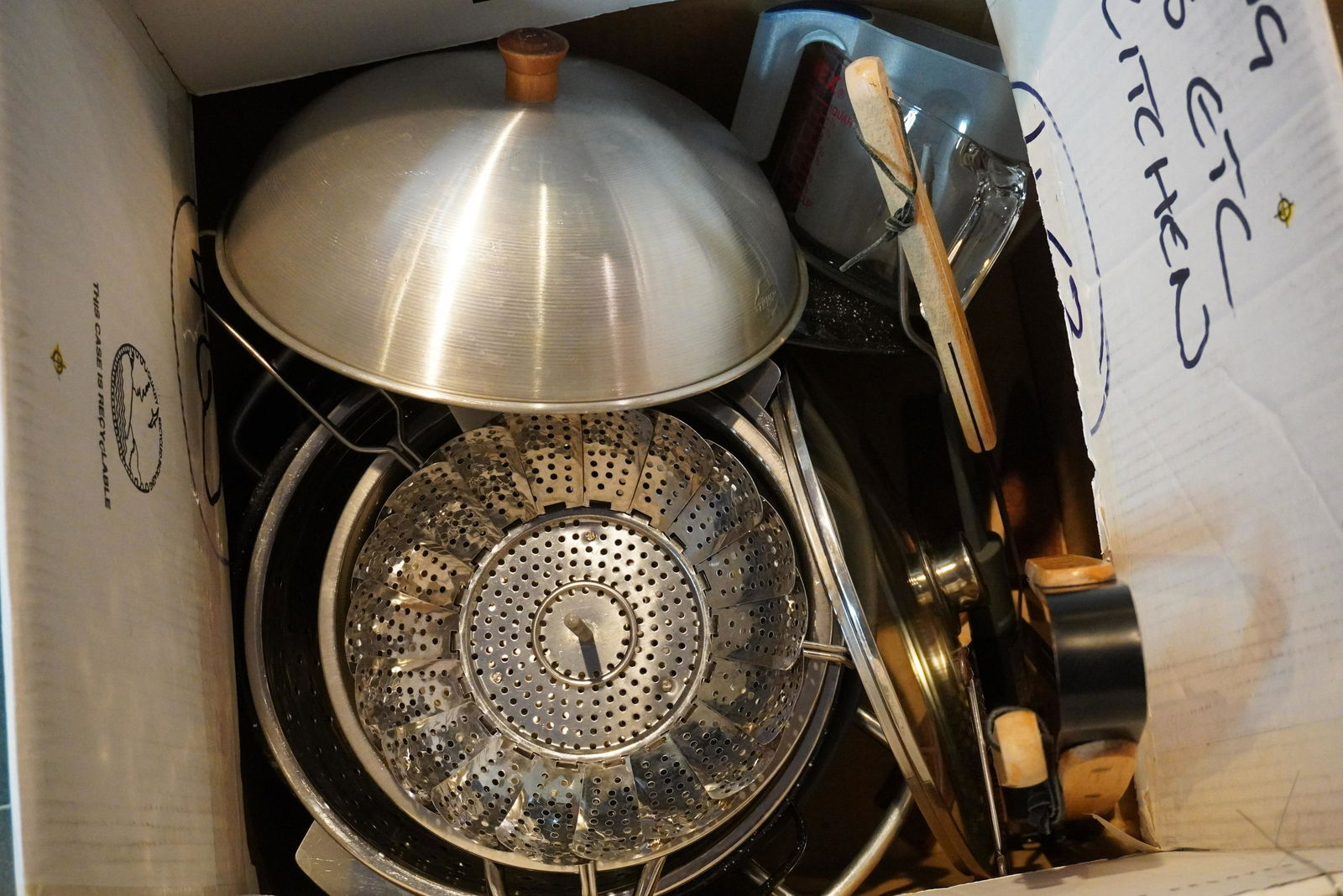 GROUP OF KITCHEN POTS & ACCESSORIES: LARGE DUTCH OVEN, LOBSTER POT, STRAINERS, MEASURING CUPS & GRILLING UTENSILS