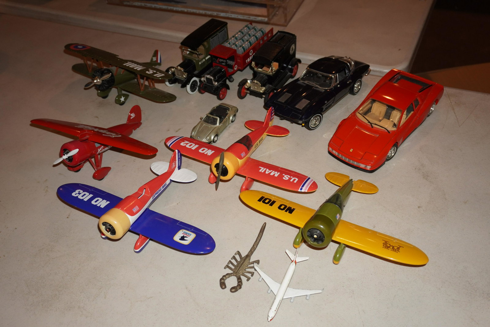 GROUP OF DIE-CAST CARS & AIRPLANES: GROUP OF DIE-CAST CARS, AIRPLANES & MODEL RACE BOAT