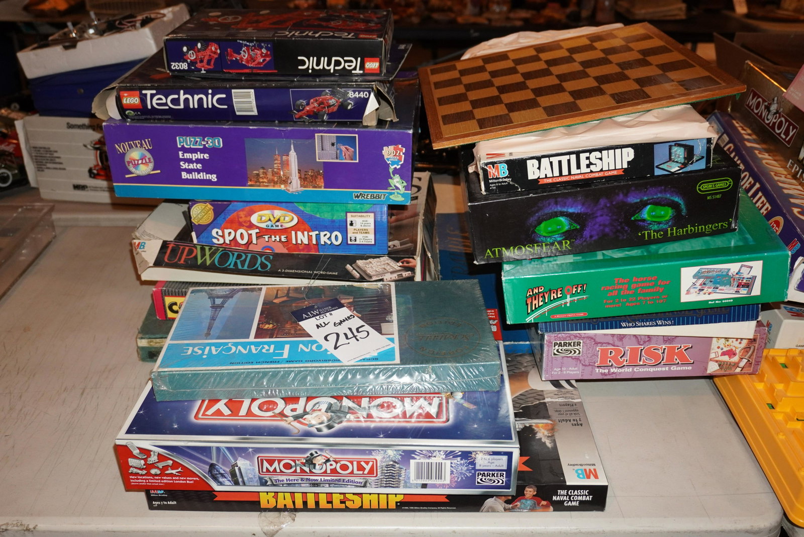 LARGE GROUP OF CHILDREN'S GAMES: PUZZLES, LEGO TECHNICS, BATTLESHIP, RISK, SCRABBLE, MONOPOLY, LIFE, MOUSETRAP, ETC