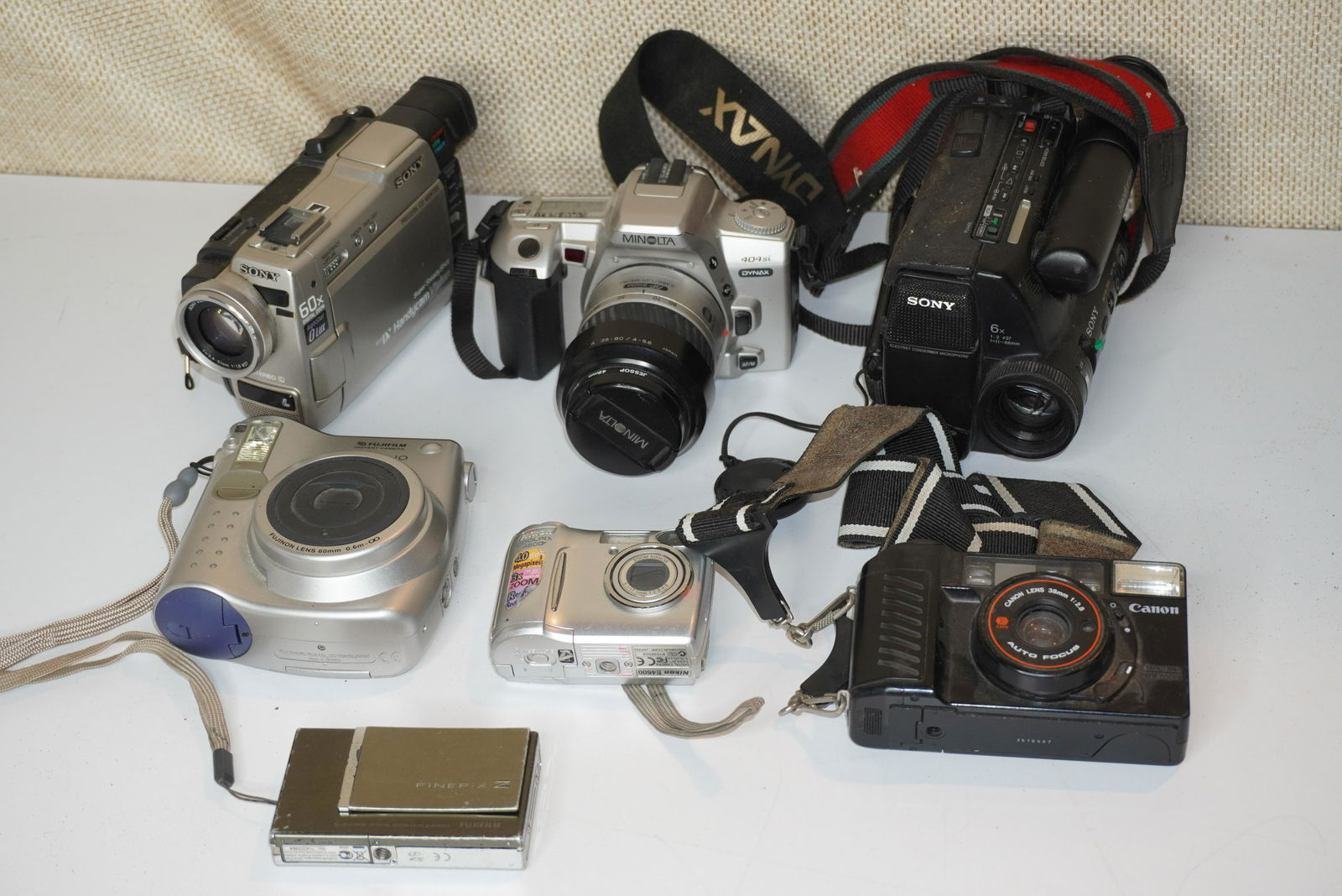GROUP OF 35MM & DIGITAL CAMERAS (1 of 6)