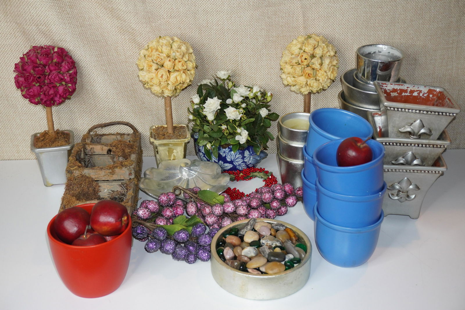 LARGE GROUP OF DECORATIVE TABLE ARTICLES (1 of 5)