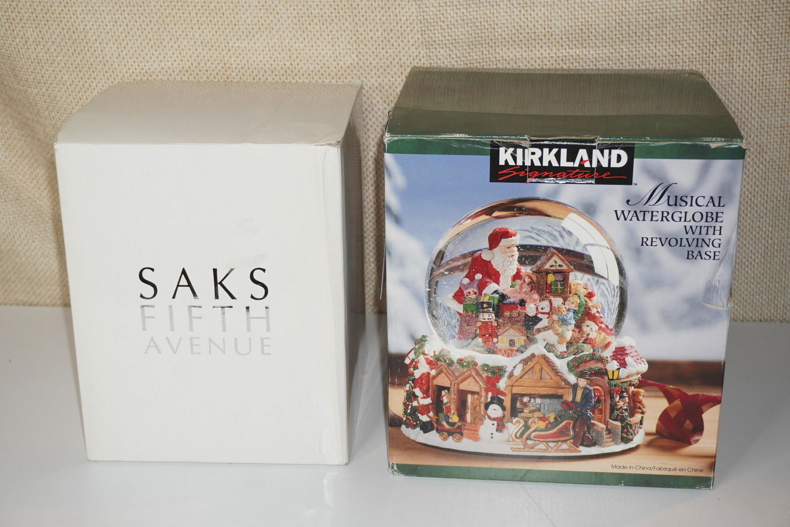 SANTA SNOWGLOBE & NEW YORK SNOW GLOBE (1 of 5)