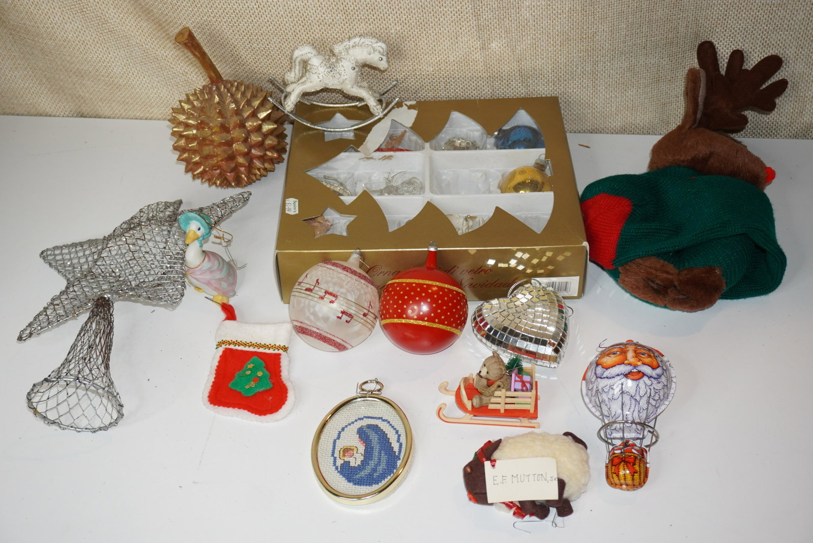 LARGE ASSORTMENT OF CHRISTMAS ORNAMENTS: LARGE ASSORTMENT OF CHRISTMAS ORNAMENTS