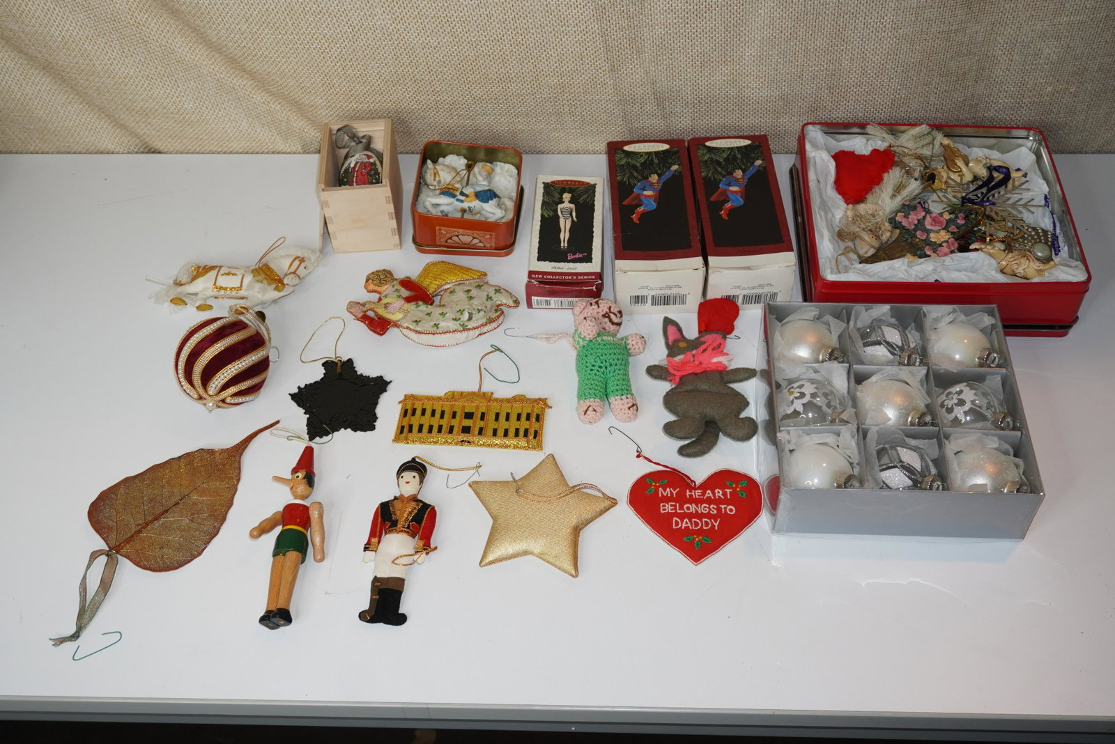 LARGE ASSORTMENT OF CHRISTMAS ORNAMENTS: LARGE ASSORTMENT OF CHRISTMAS ORNAMENTS