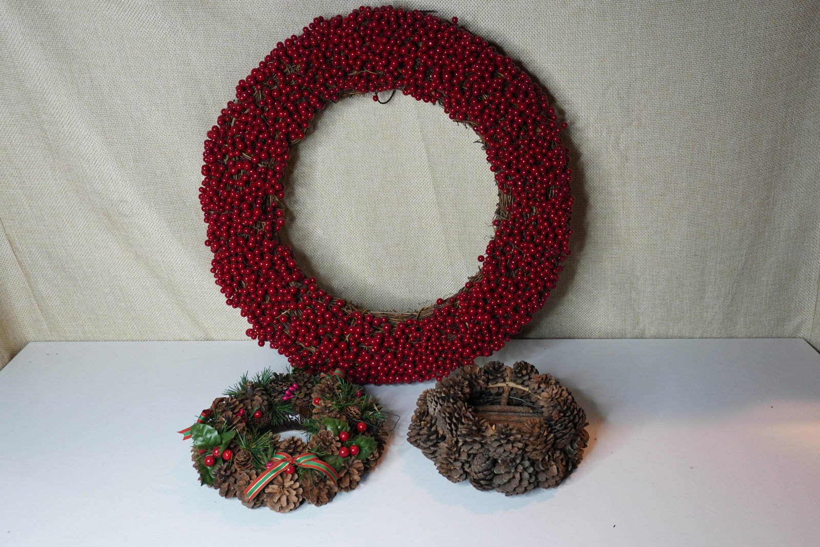 GROUP OF HOLDAY WREATHS & BASKET: GROUP OF HOLDAY WREATHS & PINE CONE BASKET (3 PCS), LARGEST 25" DIAMETER, VERY GOOD CONDITION
