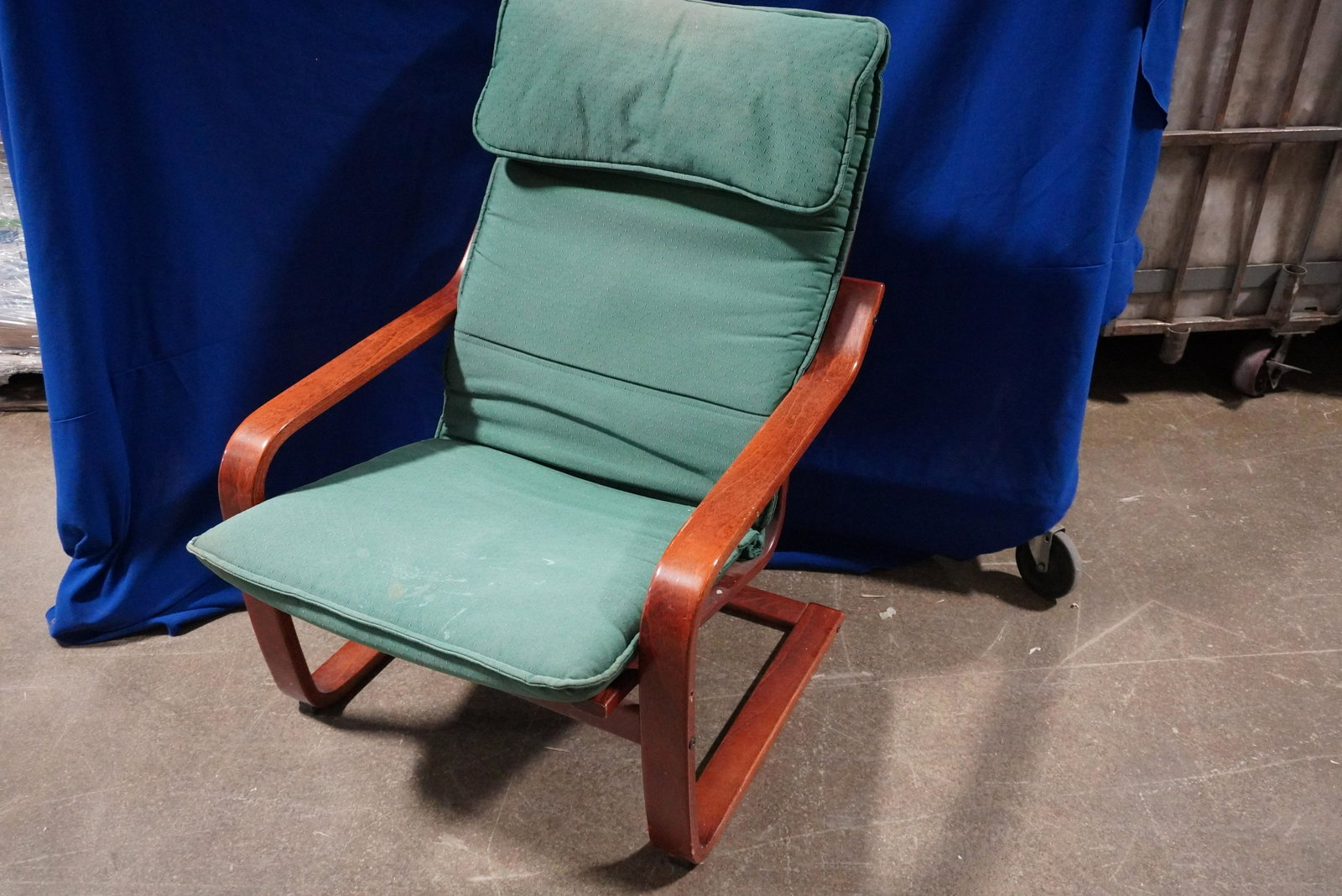 MAHOGANY WOODEN SLING BACK CHAIR: MAHOGANY WOODEN SLING BACK CHAIR W/ GREEN CUSHION, 36"H X 31"D X 27"W, SMALL SCRATCHES