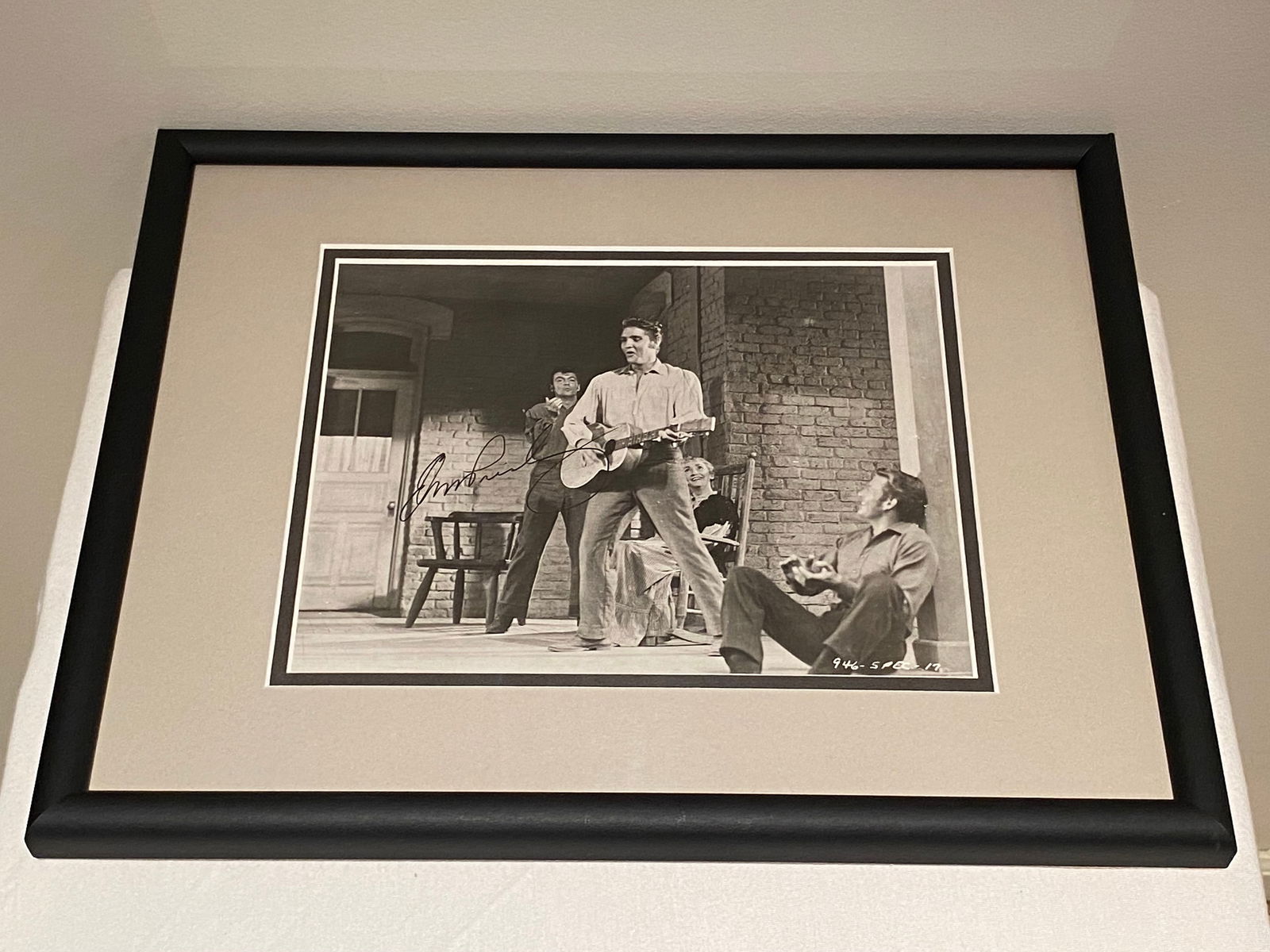 Certified Elvis Presley Signed 8 x 10 Black and White Photograph (1 of 7)