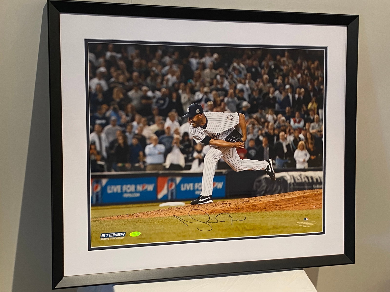 Certified Mariano Rivera Signed 16 x 20 Photograph (1 of 7)
