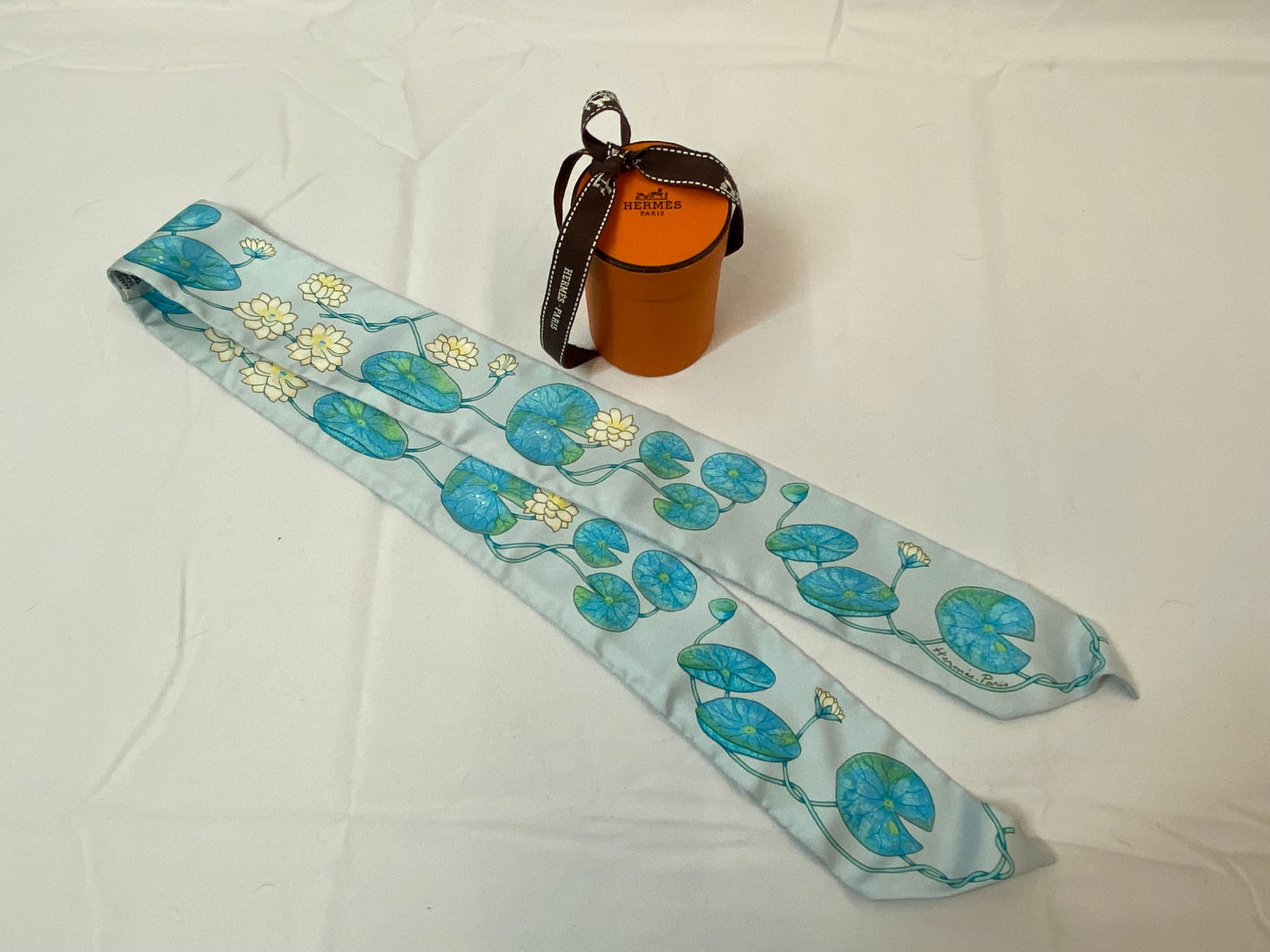 HERMES SILK SCARF TWILLY UN JARDIN SUR LE NIL WATER LILY (1 of 6)