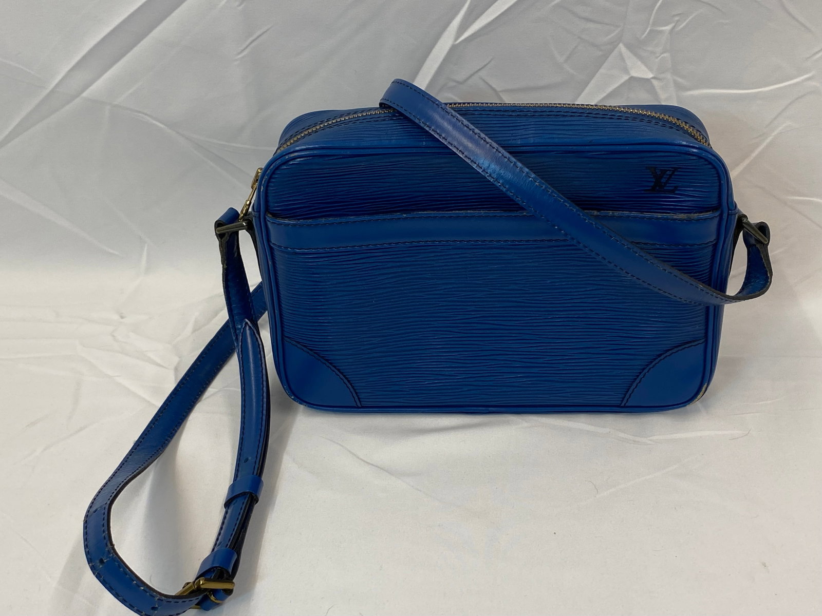 LOUIS VUITTON VINTAGE 1995 EPI LEATHER TROCADERO 27 CROSSBODY BAG: 1995, Toledo Blue, Brass hardware, Includes dust bag