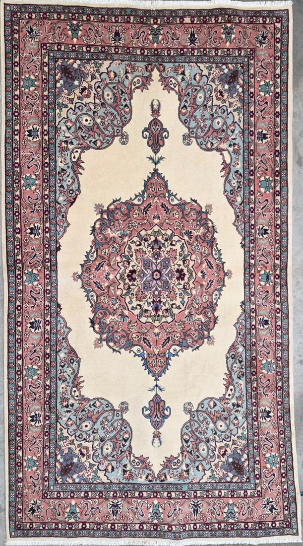 Ladik - Medallioni Runner, 4'-7" X 7'-7" (1 of 4)