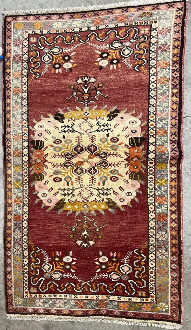 Cal - Medallionion Accent Rug, 2'-10" X 4'-3" (1 of 4)