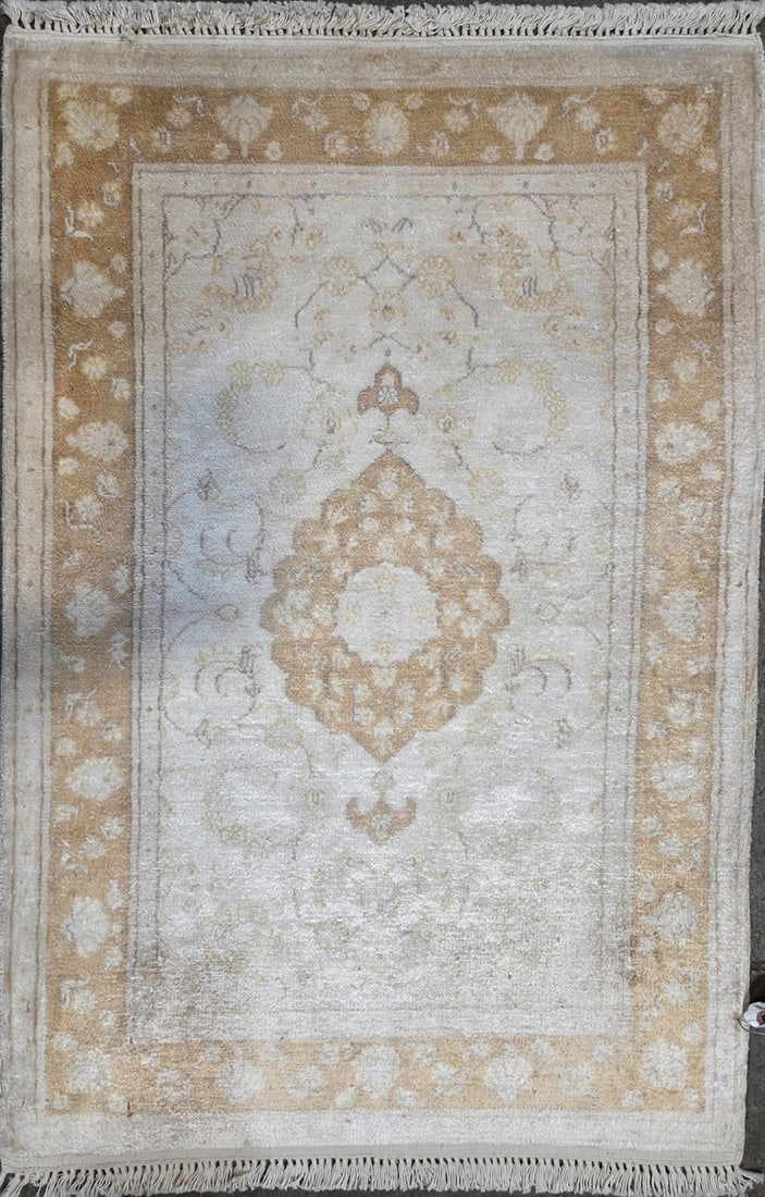 Flosh - Medallioni Accent Rug, 2'-1" X 3'-1" (1 of 4)