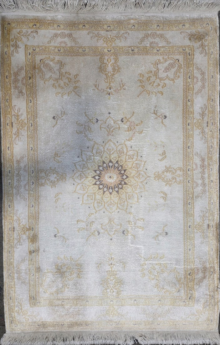 Flosh - Medallioni Accent Rug, 2'-0" X 3'-0" (1 of 4)