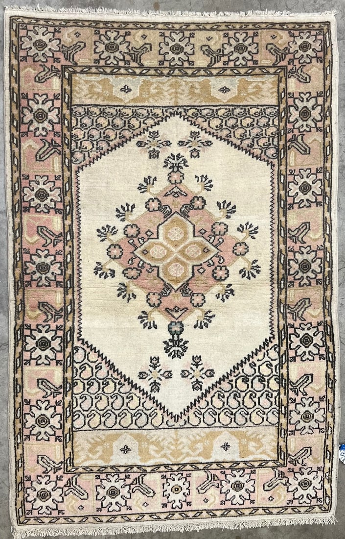 Milas - Medallioni Accent Rug, 3'-3" X 5'-1" (1 of 4)