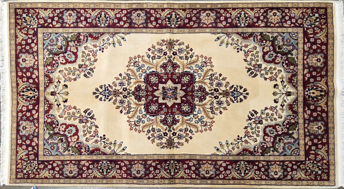 Ladik - Medallioni Area Rug, 4'-0" X 6'-0" (1 of 4)
