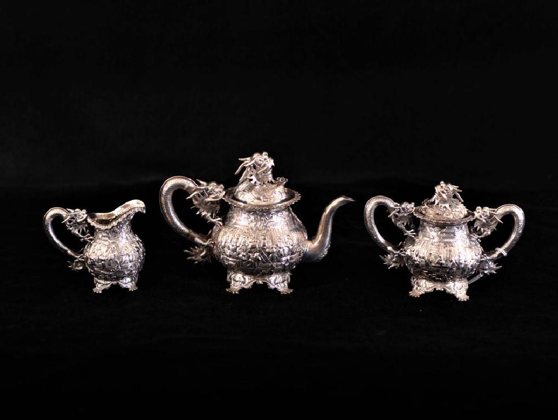 Chinese silver export 3 piece tea set decorated in: Chinese silver export 3 piece tea set decorated in relief with figures and dragon handles ÖÐ¹ú³ö¿ÚÒø²è¾ß Ò»Ì×Èý¼þ£¬ÖØ1044¿Ë