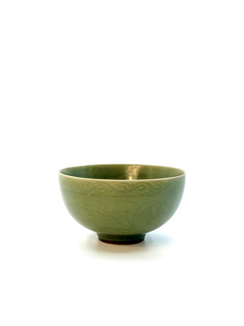 Japanese celadon bowl: 19th century or earlier.H:12cm