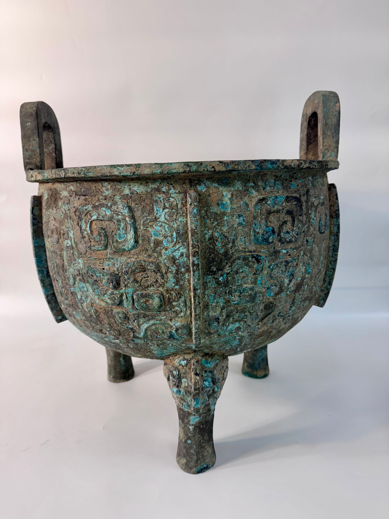 A gigantic tripod bronze Ding in ancient style (1 of 5)