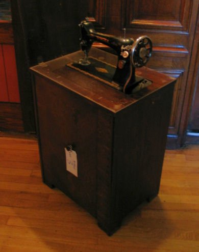 SINGER SEWING MACHINE: Singer sewing machine in mahogany cabinet with foot control (marked Y9099919)