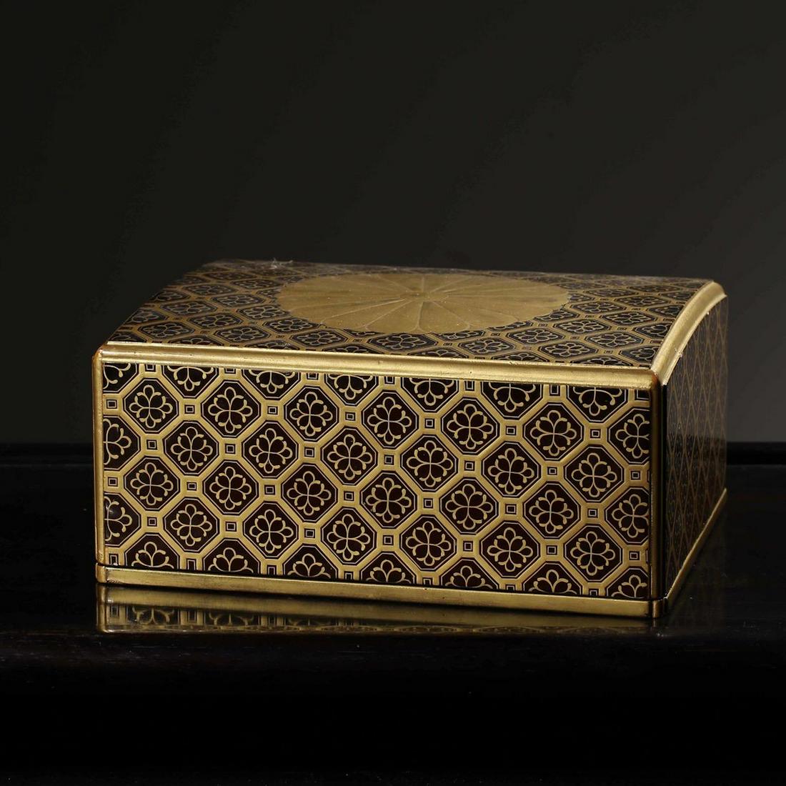 JAPANESE LACQUER WOOD COVER BOX (1 of 9)