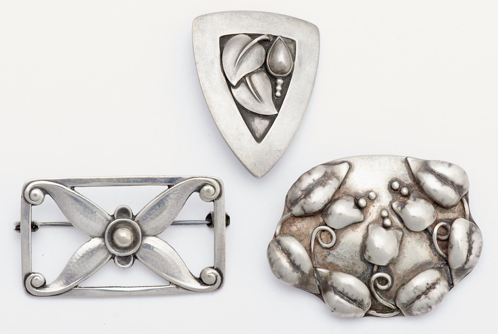 Eiler & Marloe Wear typin: Eiler & Marloe pin Denmark sterling silver impressed marks 1"h x 1.75"w with two silver pins