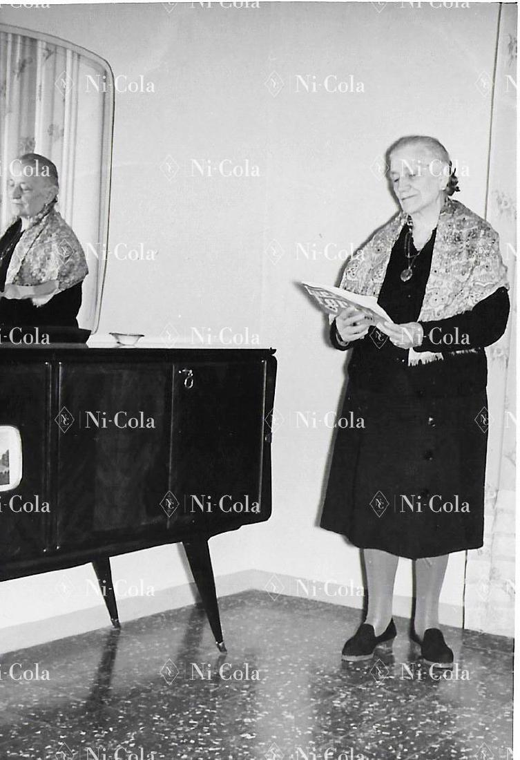 Ferrari Original B/W photo Adalgisa Bisbini Mother of: In her private apartment reading the yearbook 1957, back marked 16th March 1958, 10 x 7 cm, rare