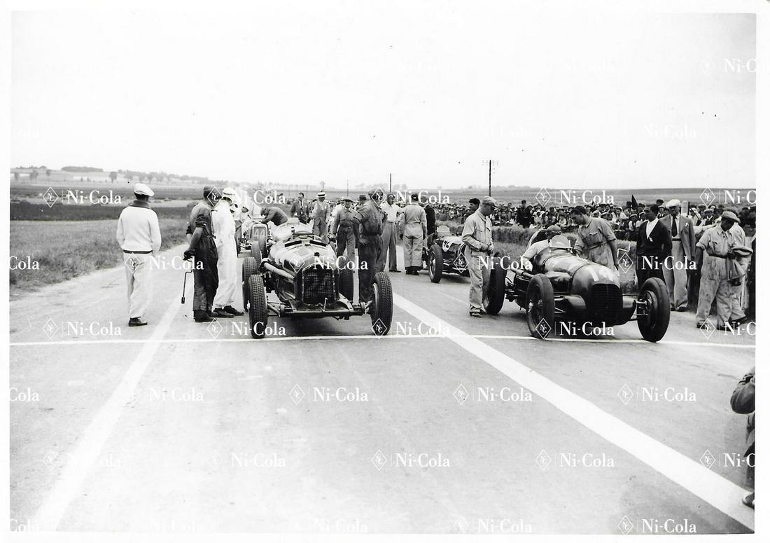 Alfa Romeo Original B/W press photo Grand Prix Reims: 13 x 18 cm, at the start you can see Philippe Jean-Armand 'Phi-Phi' Etancelin in a Maserati V8 RI and René Albert Dreyfus in an Alfa Romeo Tipo B/P3