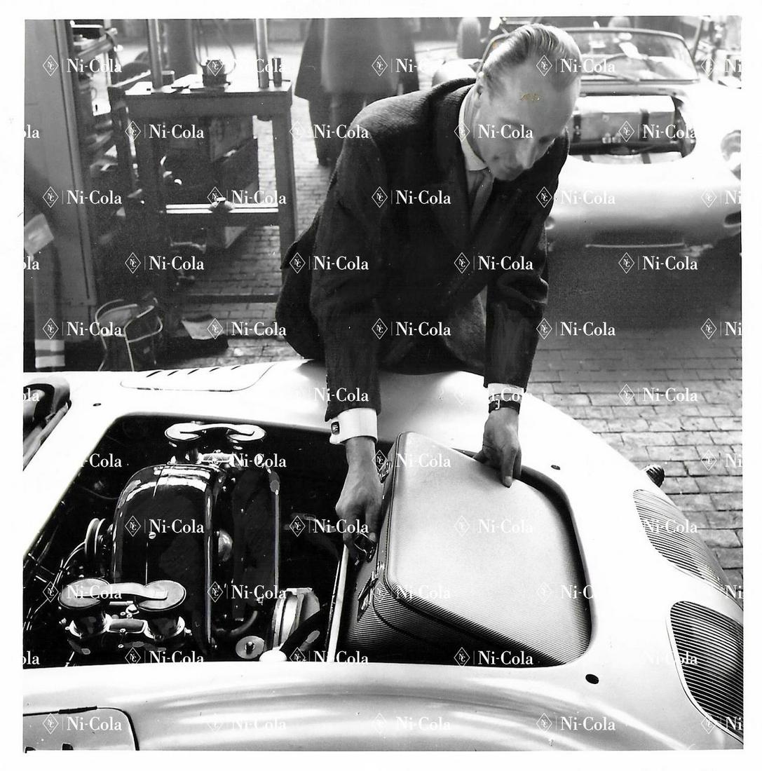 Porsche Original B/W press photo Edgar Barth shows how: Marked on back '1960', 12.5 x 12.5 cm