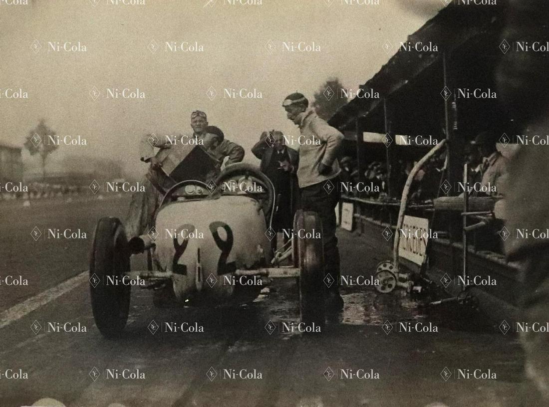 Mercedes-Benz Original B/W press photo Christian Werner: Christian Werner next to his Mercedes-Benz 2 litres 8 cylinder racing car at the pit stop in Monza, also to be seen is Alfred Neubauer, 15 x 20.5 cm, excellent sharpness