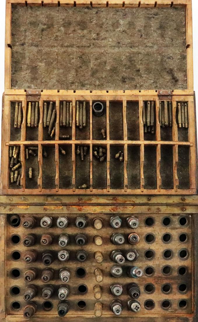 PAUL PIETSCH Spark plugs and nozzle box by Paul: Equipped with 32 spark plugs (12mm) from e.g. Bosch W260T8, W400T10 and W240T10, plus a nozzle box with 61 nozzles in various designs. For vehicles that Paul Pietsch drove in the early post-war years,