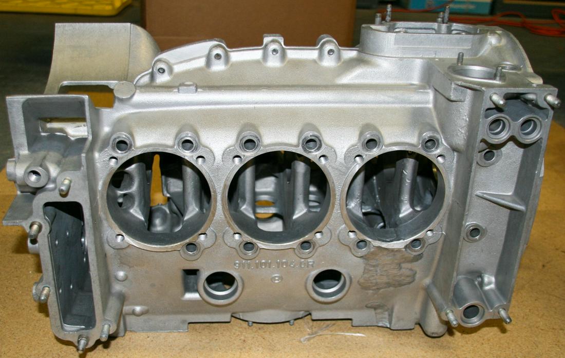 Porsche 911 3.0 RSR Engine case Type 911/75: Engine Type: 911/75, part nr: 911.101.103.0R, restored parts are located in the USA, please beware of shipping and import cost. Feel free to ask us for help with handling.